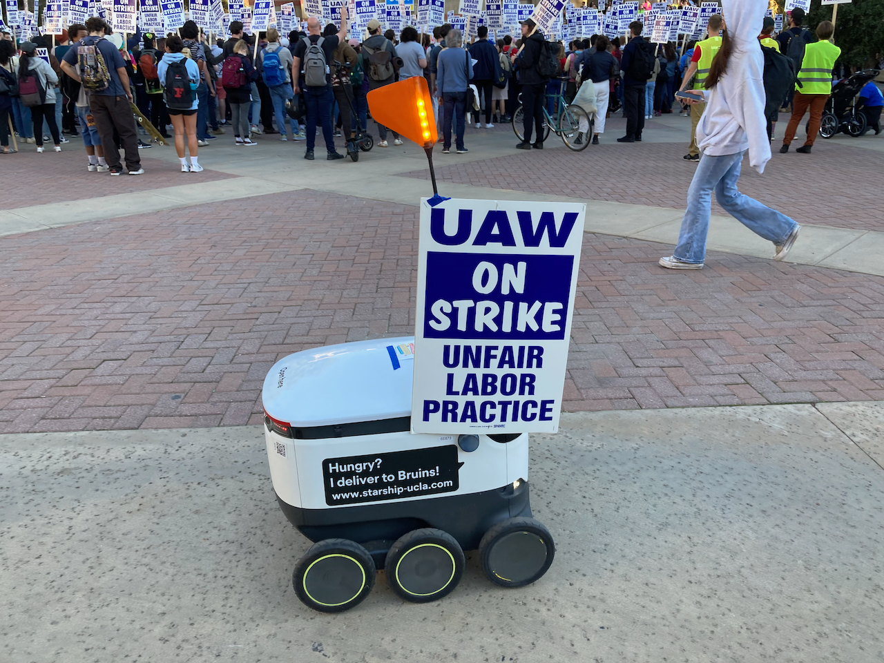 Robot on Strike – Power from the Past